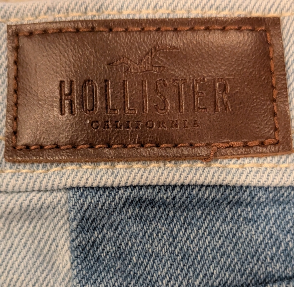 Hollister Ultra High-Rise Mom patchwork denim shorts with a button fly and fraye - Picture 3 of 9
